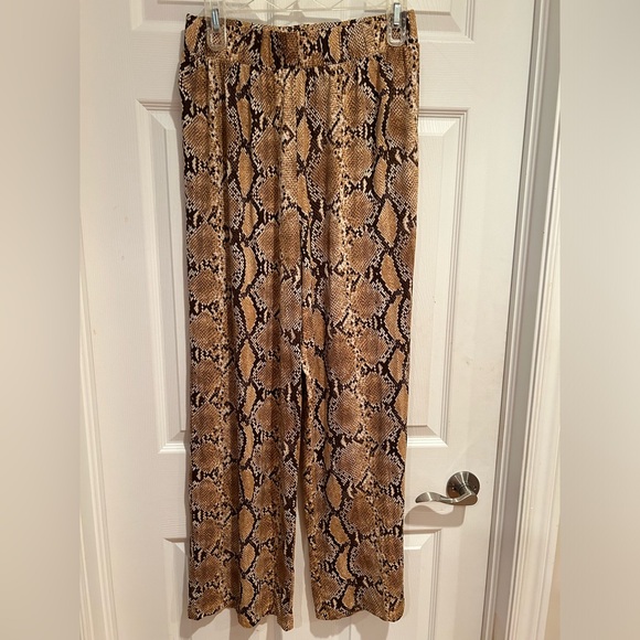 💥SALE💥NWOT H &M palazzo snake skin pants in excellent condition. - Picture 2 of 3